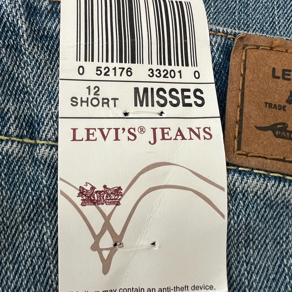 Women’s New Levi's Light Blue Denim Jeans with Tan Leather Patch - Picture 2 of 7